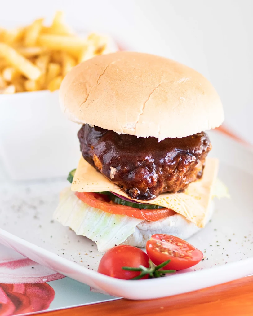 Whistling Kettle BBQ burger with crispy chips